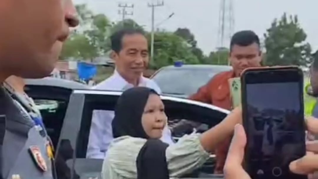 Tiba di Lubuk Linggau, Presiden Jokowi Lempar Kaos, Pelajar Histeris