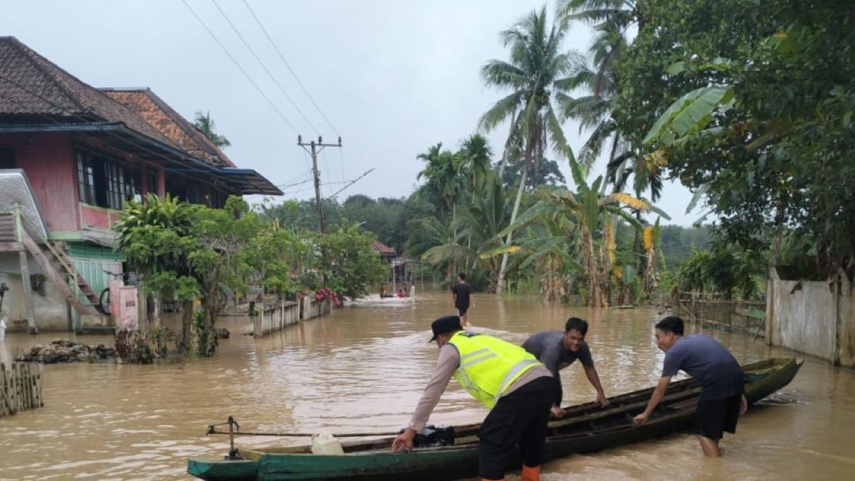Kronologis Pasutri Lansia Hanyut Bersama Pondok Saat Banjir Muratara