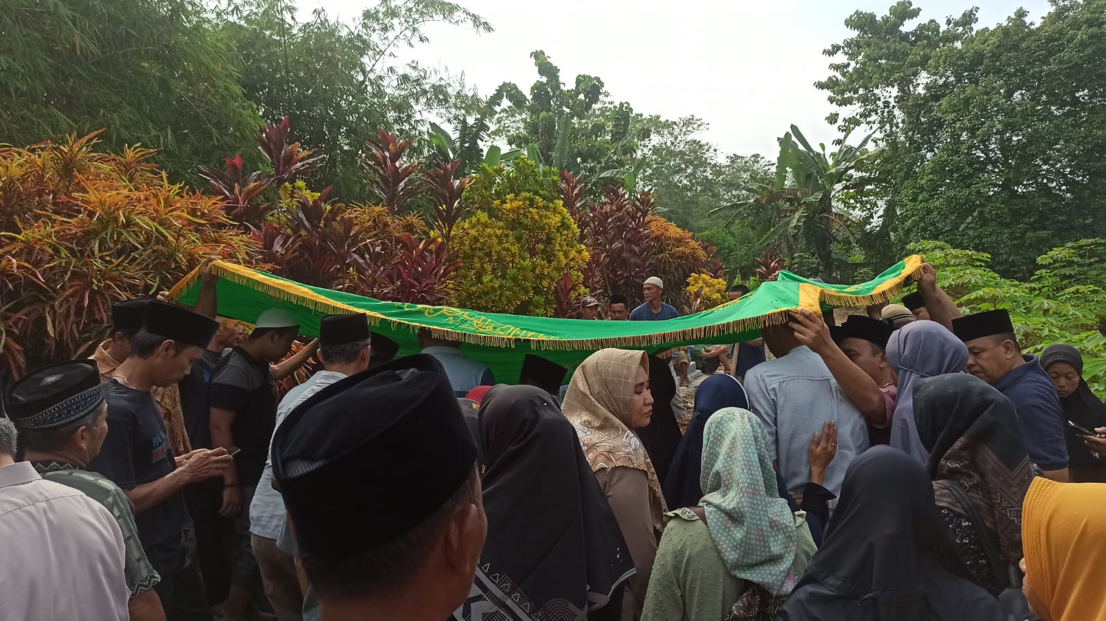 Warga Lubuklinggau Korban Mobil Terjun Jurang di Bengkulu Dimakamkan, Keluarga Sebut Penyebab Kecelakaan