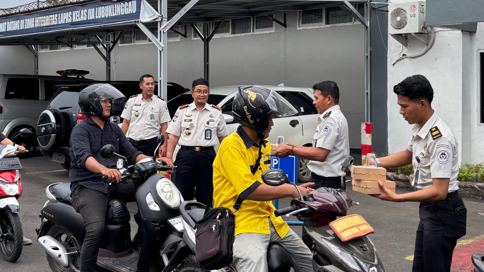 Lapas Lubuk Linggau Bagikan Takjil untuk Masyarakat Sekitar