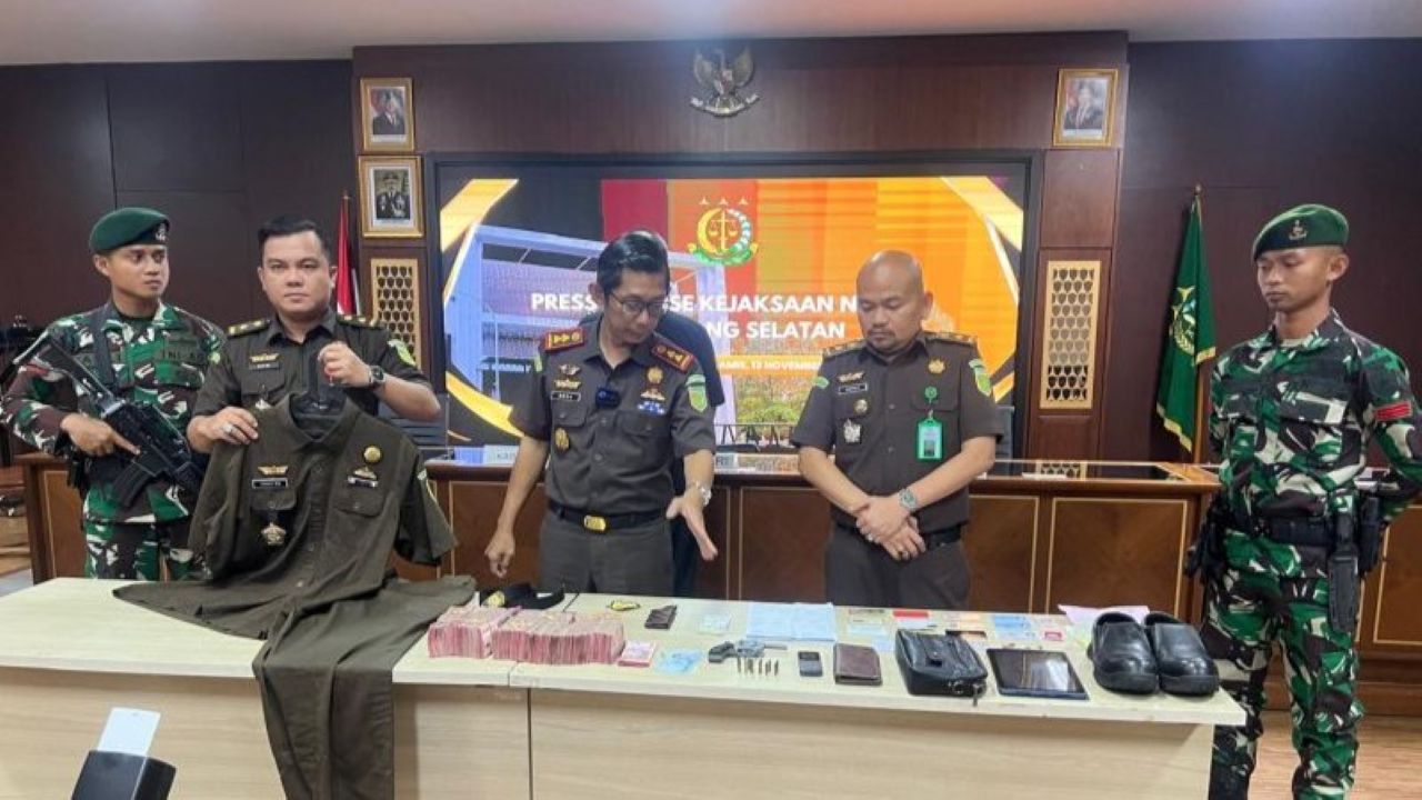 Mengaku Jaksa, Pecatan Pegawai Kejaksaan Ditangkap, Bawa Uang Rp310 Juta dan Senjata Api