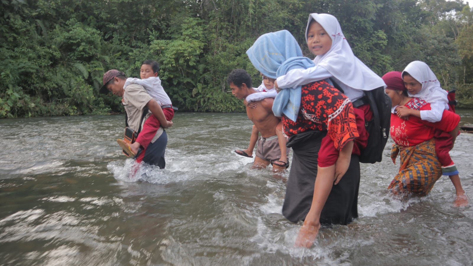 Pelajar di Karang Pinggan Butuh Jembatan, Penyebabnya Seperti di Foto