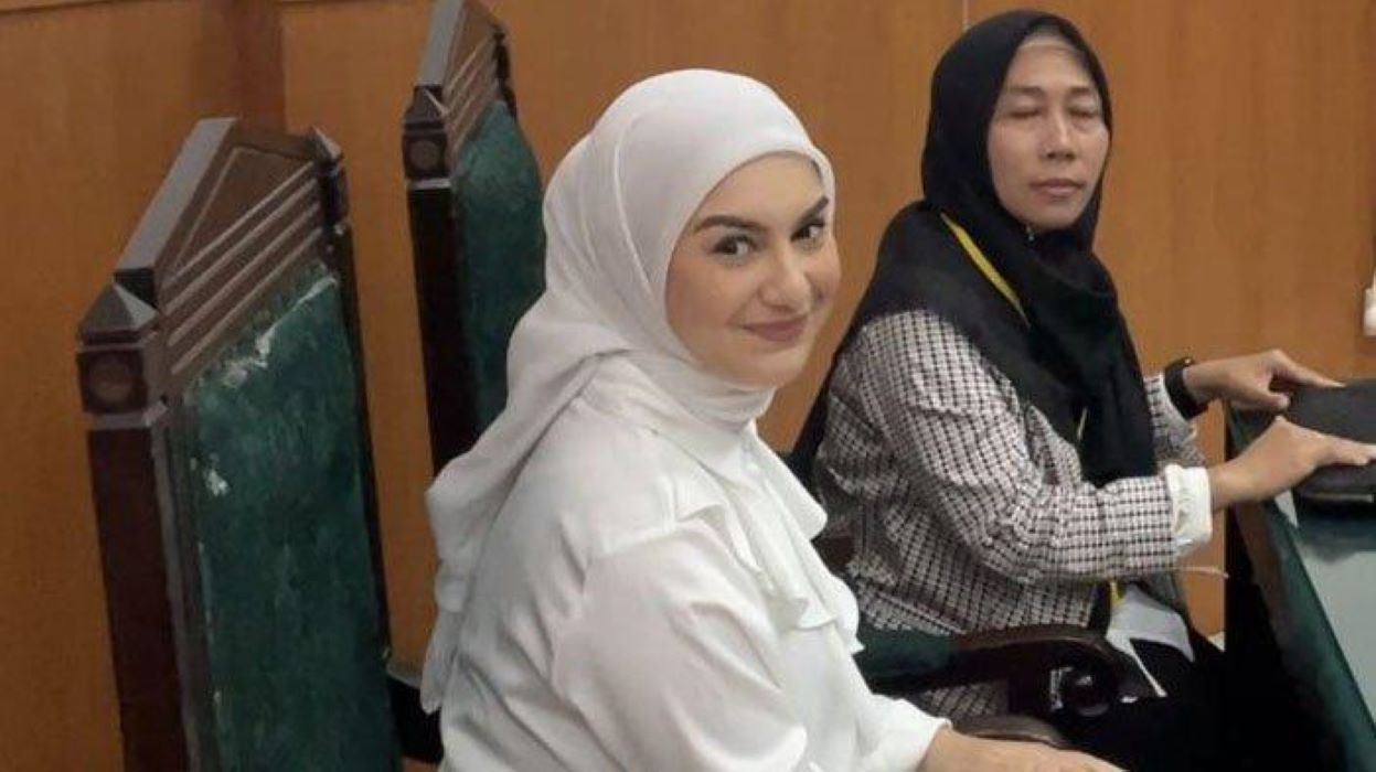 Irish Bella Pakai Baju Serba Putih, Tersenyum Hadiri Mediasi Kedua Sidang Cerainya dengan Ammar Zoni