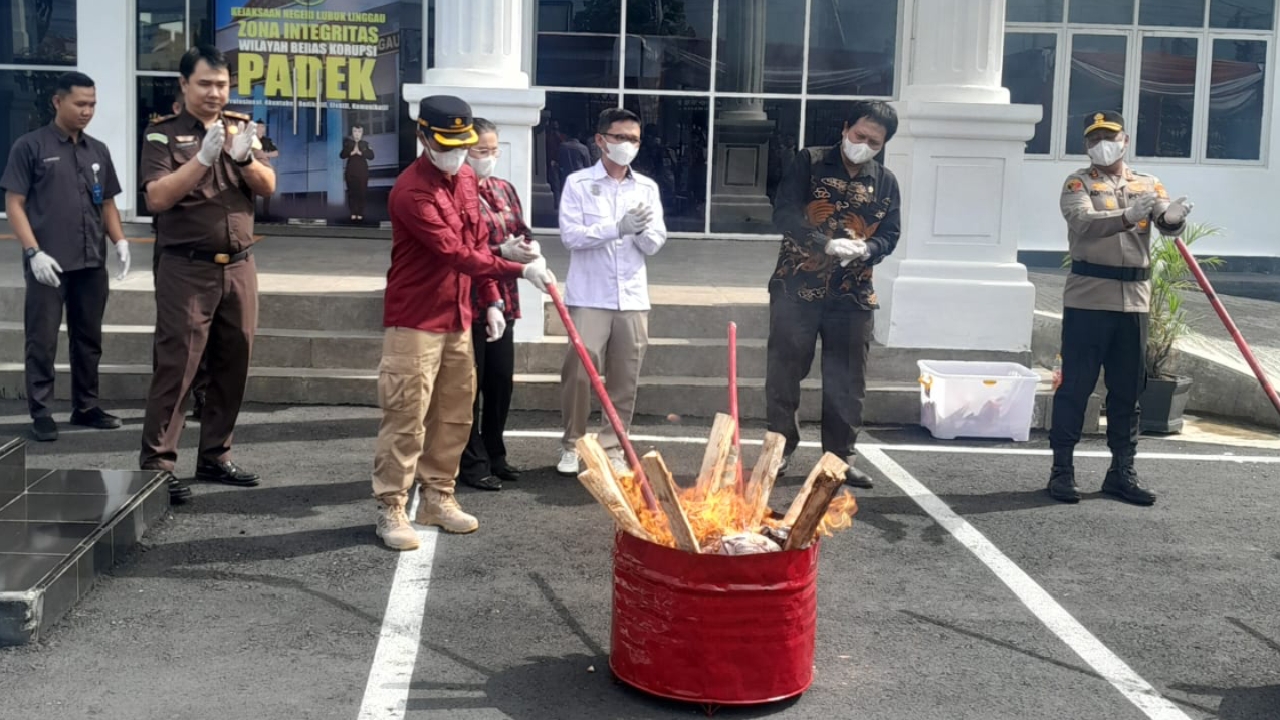 Lapas Lubuk Linggau Ikuti Kegiatan Pemusnahan Barang Bukti di Kejaksaan Negeri