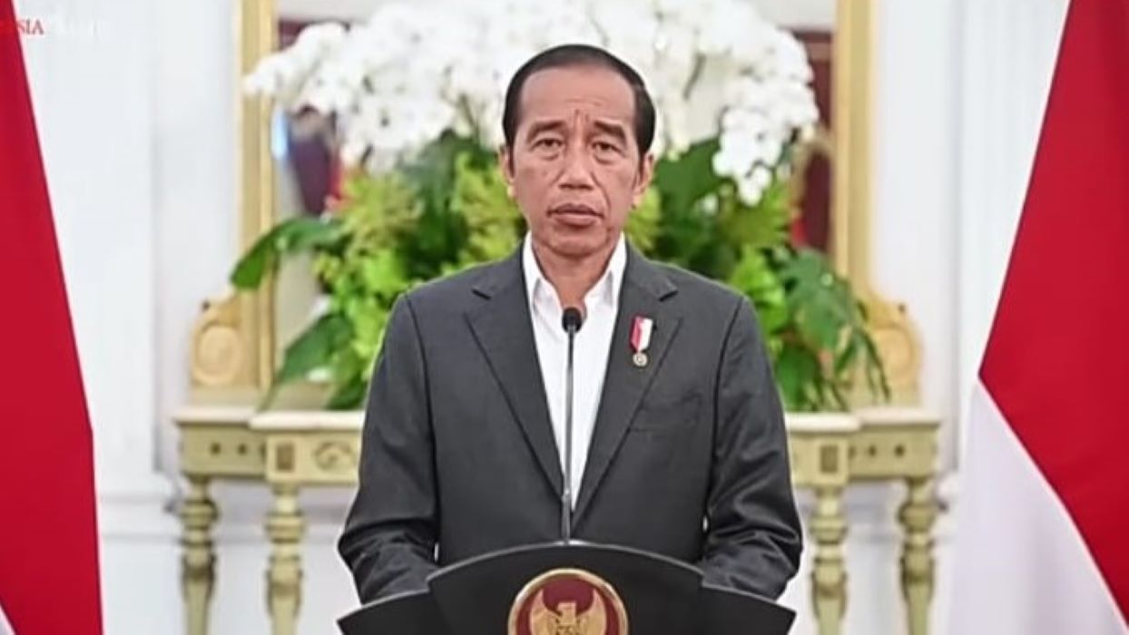 Dinobatkan Sebagai Alumnus UGM Terburuk, Jokowi: Saya Ingatkan, Kita ini Ada Etika dan Sopan Santun