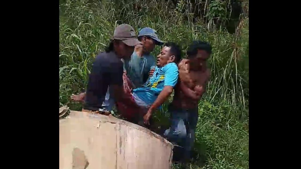 Truk Box Paket JNT Tabrakan Vs Truk Box Ayam di Musi Rawas, Sopir Luka Parah