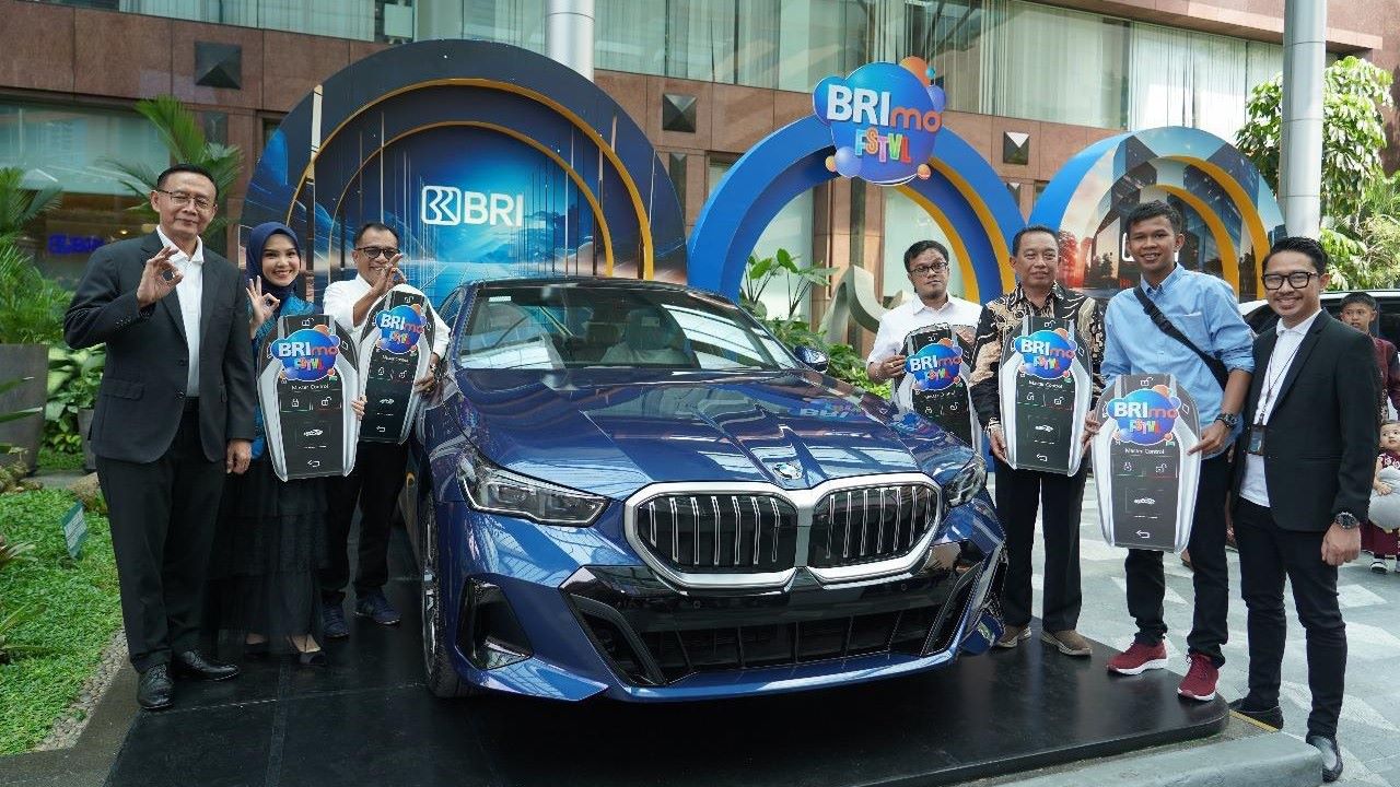 Apresiasi Nasabah Loyal, BRI Serahkan Hadiah BRImo FSTVL 2024 kepada Para Pemenang