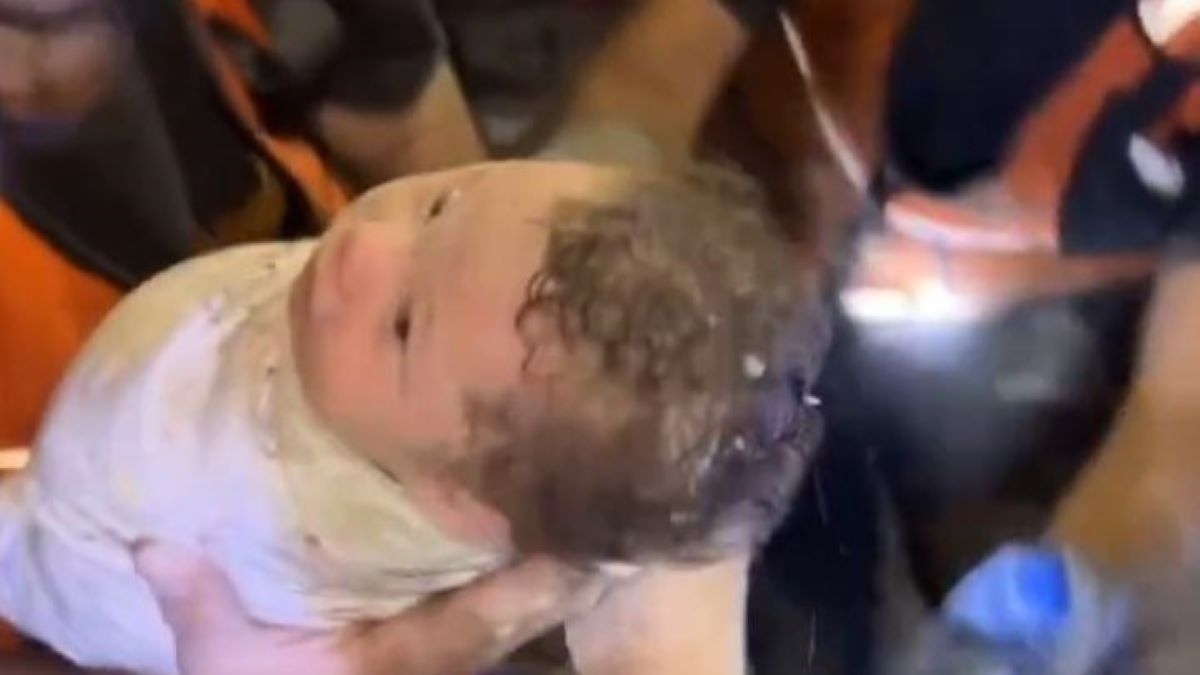  Kuasa Allah, Bayi Perempuan Umur Sebulan Selamat dari Reruntuhan Rumahnya, Akibat Serangan Israel