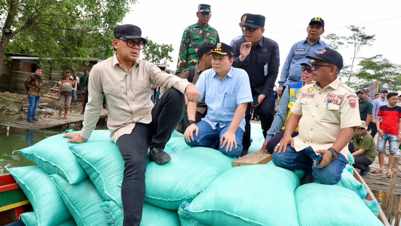 Wamendagri Bima Arya Tinjau Irigasi di Banyuasin, Tegaskan Pentingnya Perbaikan Irigasi untuk Tingkatkan Hasil