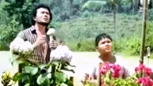 Film Bunga Desa Rhoma Irama,  Kisah Cinta Anak Dokter 