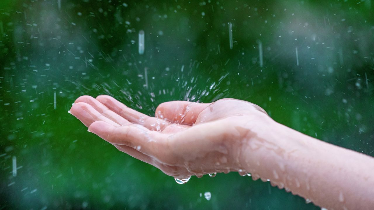 Warga Jakarta Dihimbau Hindari Hujan, Agar Tidak Terpapar Mikorplastik, ini Bahayanya