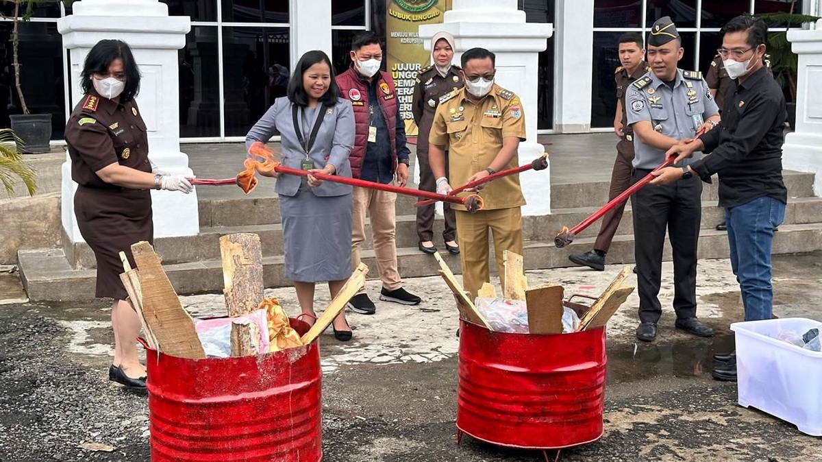 Lapas Lubuk Linggau Hadiri Pemusnahan Barang Bukti di Kejaksaan Negeri