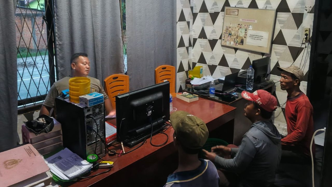 Bakar Tumpukan Ranting dan Daun Kering, Polisi Datangi Warga di Mandi Aur Muara Kelingi