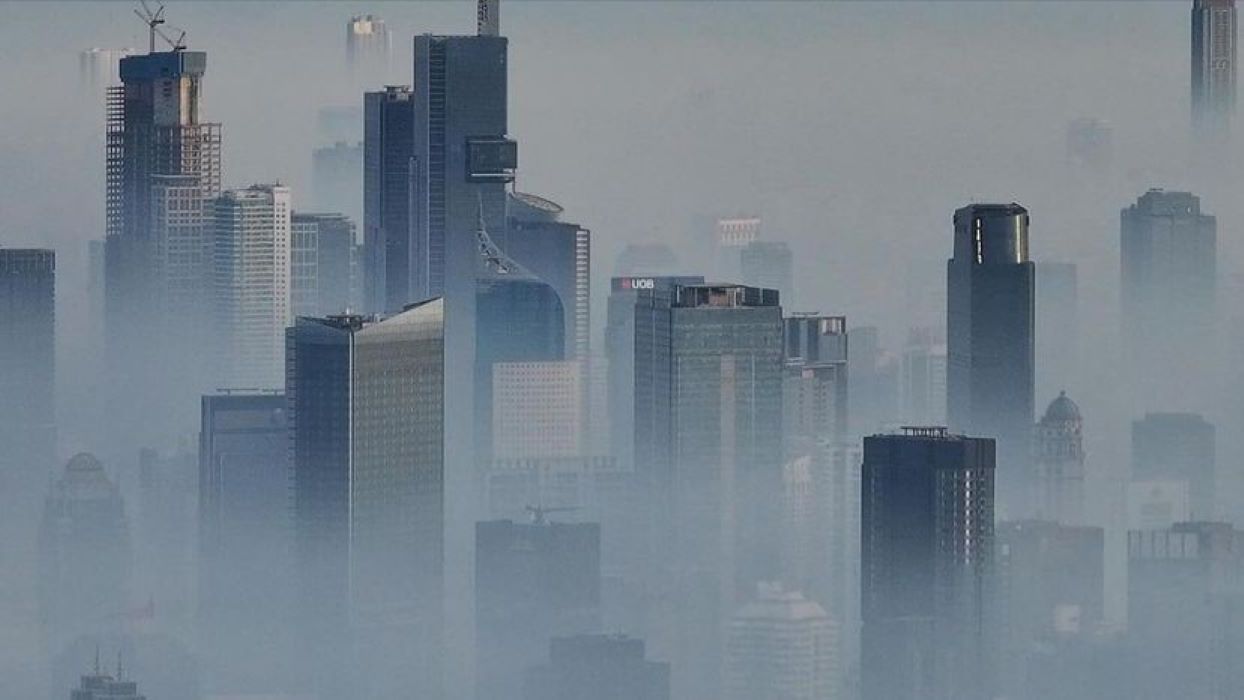 Bukan Negeri di Atas Awan, Tapi Jakarta yang Dikepung Kumpulan Asap Tebal di Pagi Hari