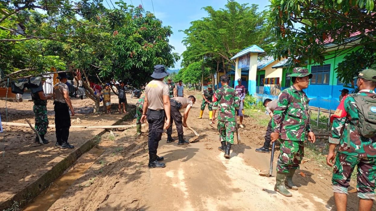 Bersih-bersih Lumpur, Begini Cara Polisi di Musi Rawas Sambut HUT Bhayangkara 