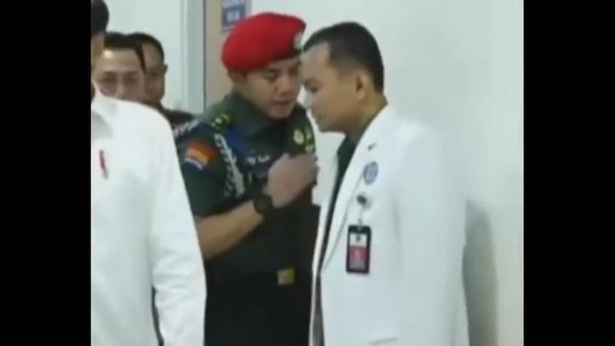 Viral Mayor Teddy Tegur Dokter yang Dampingi Jokowi, Rupanya Pangkatnya Lebih Tinggi