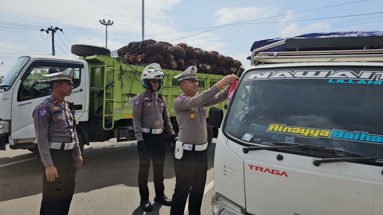 Sambut Hari Kemerdekaan Truk Dipasangi Bendera, Polres Musi Rawas Bagikan 1.000 Bendera Merah Putih 