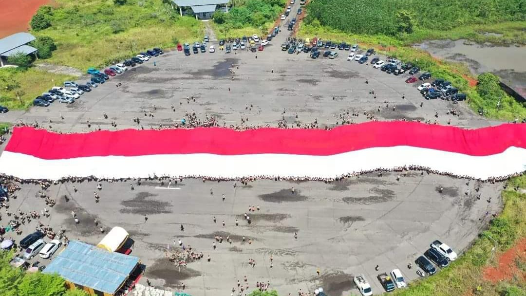Pramuka Musi Rawas Bentangkan Bendera 3.000 Meter Persegi