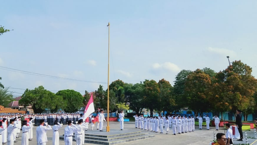 Upacara HUT RI ke-79 SMKN 3 Lubuk Linggau Khidmat Serta Pemberian Penghargaan Kepada Pahlawan Sekolah