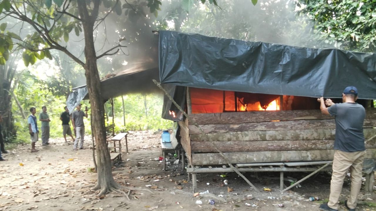 Pemdes Maur Lama Muratara Bakar 2 Pondok yang Diduga Jadi Sarang Narkoba 