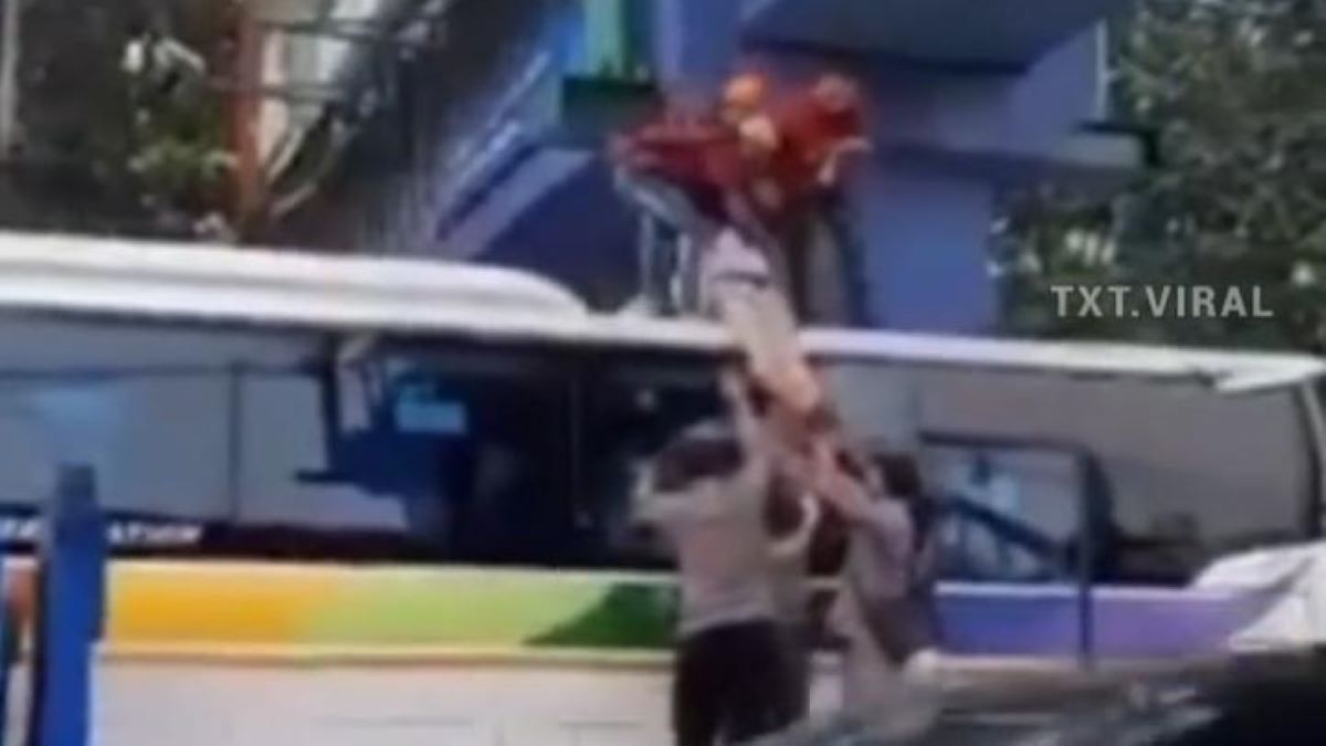 Heboh, Pria di Banten Niat Bunuh Diri dari Atas JPO Ternyata Mendarat di Atap Bis yang Lewat, ini Kondisinya