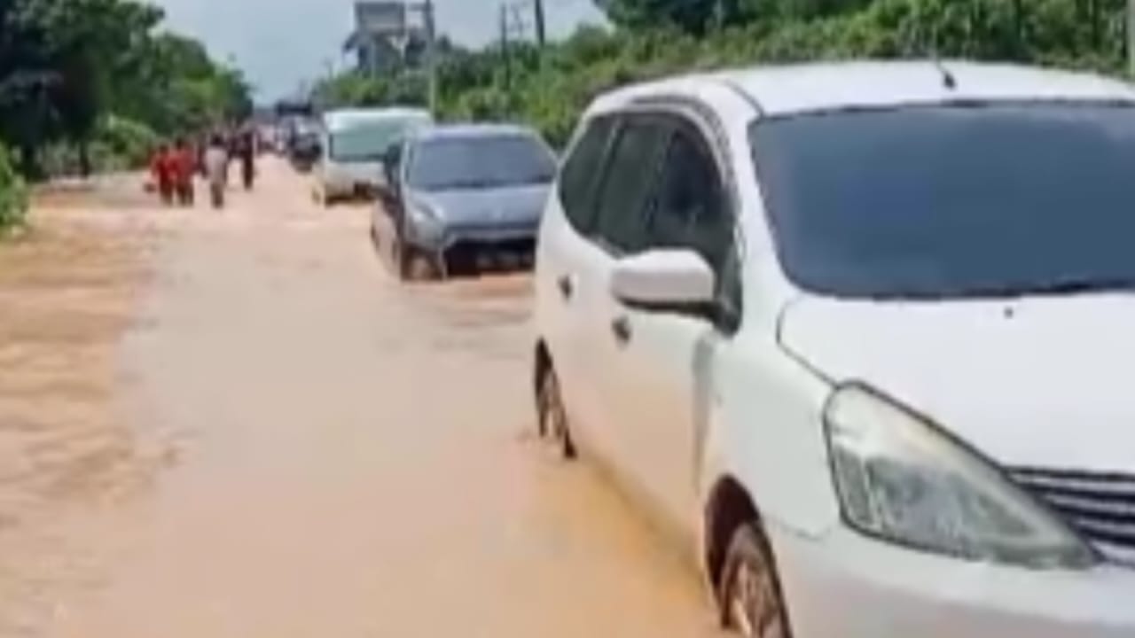 BREAKING NEWS: Banjir Genangi Jalinsum Musi Rawas, Pengendara Menuju Muratara Hati-hati 