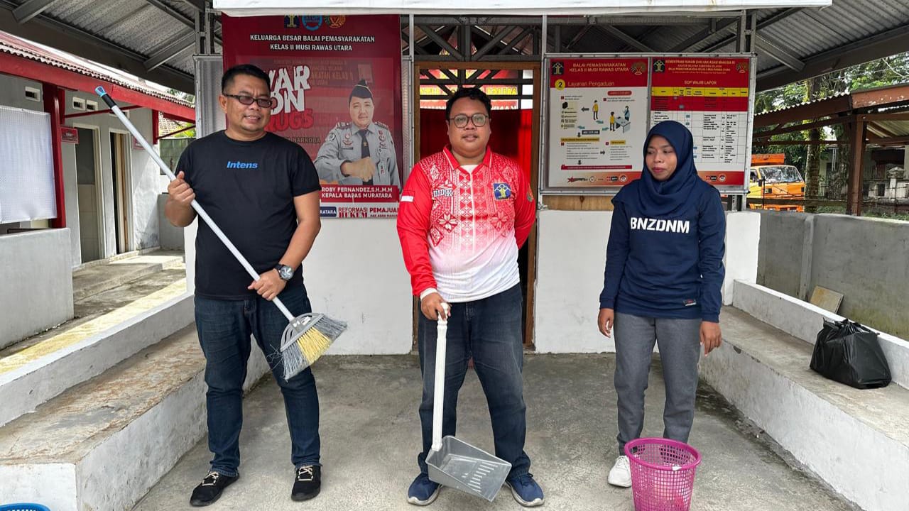 Semarak Hari Pengayoman ke-79, Bapas Kelas II Musi Rawas Utara Gotong Royong Bersihkan Lingkungan Kantor