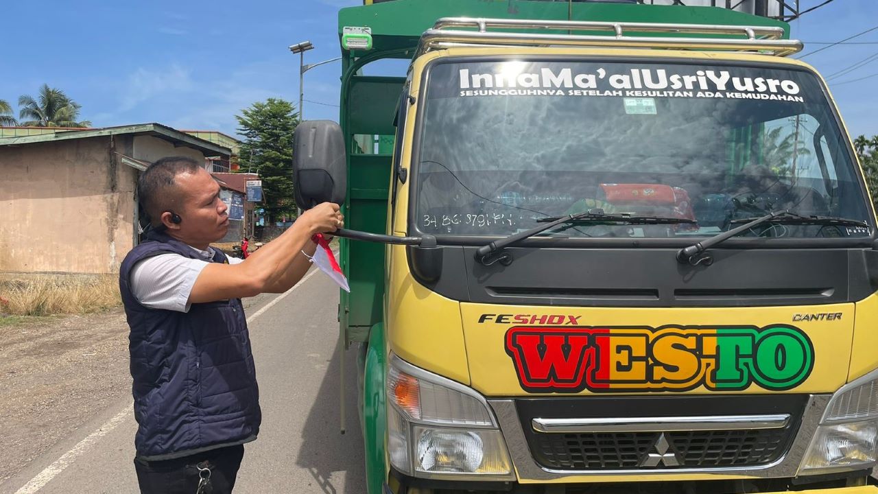 Polsek Muara Lakitan Musi Rawas Bagikan Ratusan Bendera Merah Putih ke Sopir Truk