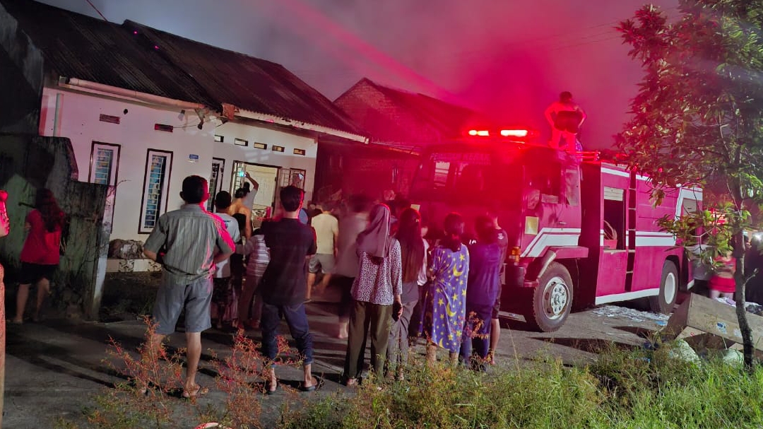 BREAKING NEWS: Gudang di Perumahan Griya Karya Bakti Terbakar