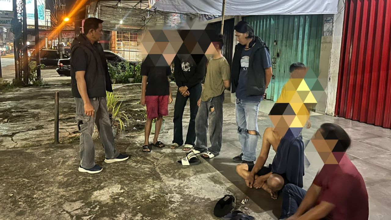 Razia Preman, Petugas Polres Lubuk Linggau Temukan Warga Tenggak Miras di Depan Ruko