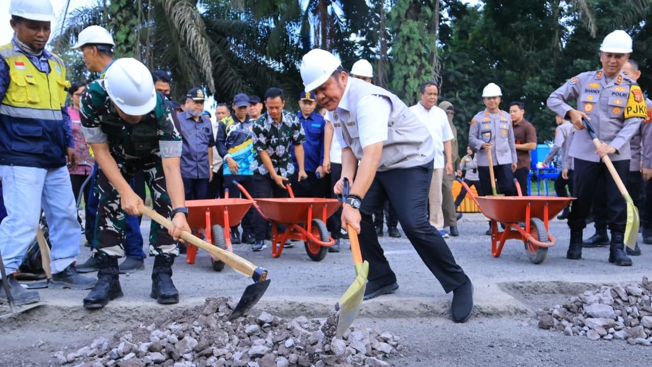 Polisi di Sumatera Selatan Ramai-ramai Tambal Jalan Berlubang, dari Kapolda Hingga Kapolsek