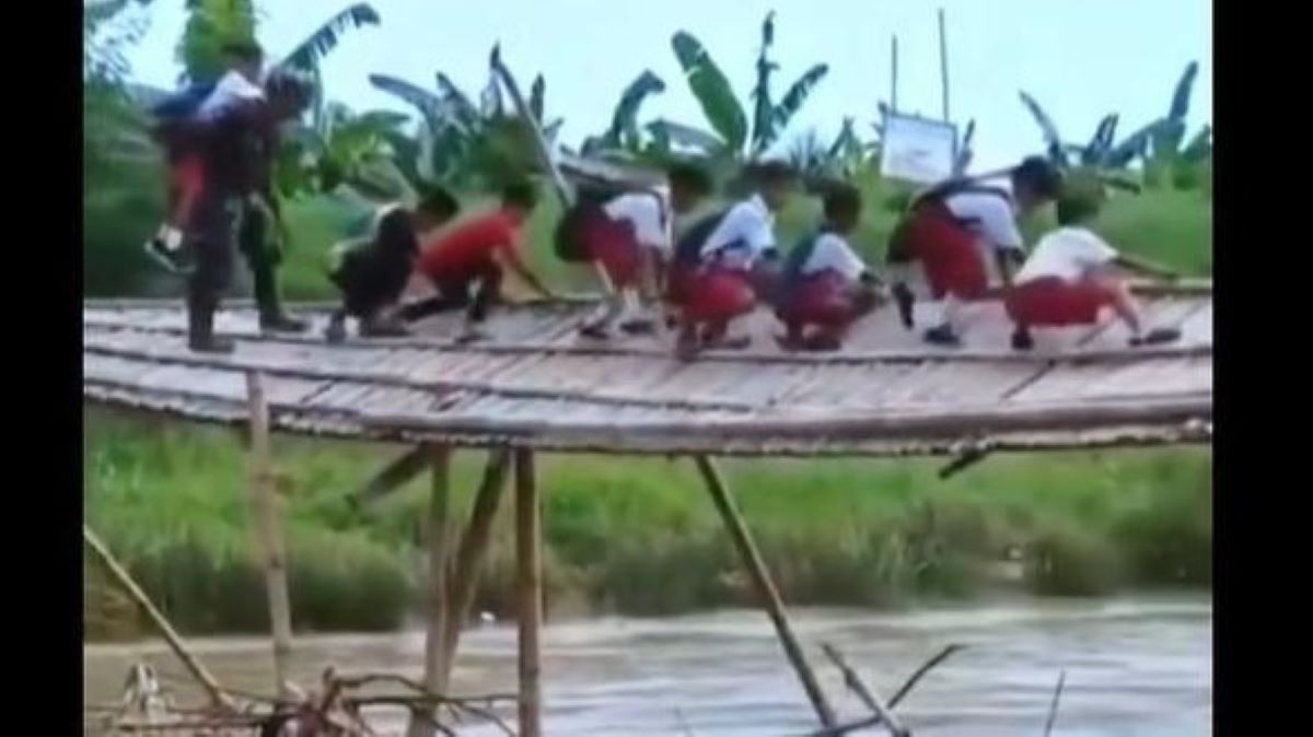 Luar Biasa, Demi Berangkat Sekolah Anak SD di Cilacap Nekat Merangkak Melintasi Jembatan Bambu Miring