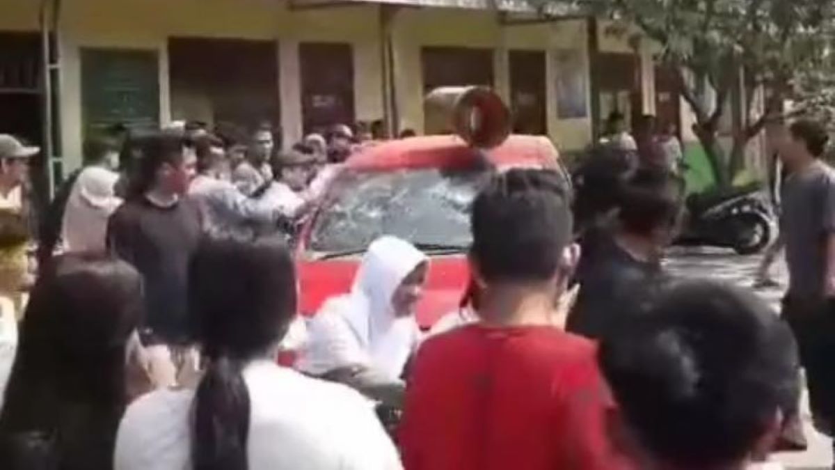 Pengendara Mobil Diamuk Warga Diduga Halangi Damkar Masuk Lokasi Kebakaran di Bekasi, Begini Kronologinya