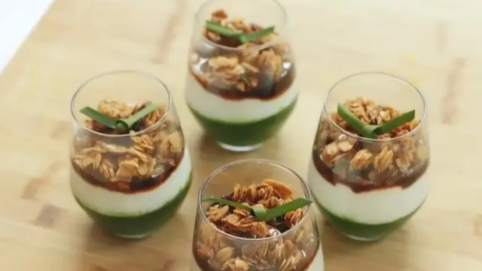 Resep Takjil Ramadan dengan Bubur Sumsum Jelly Pandan dan Granola, Cocok Untuk Diet