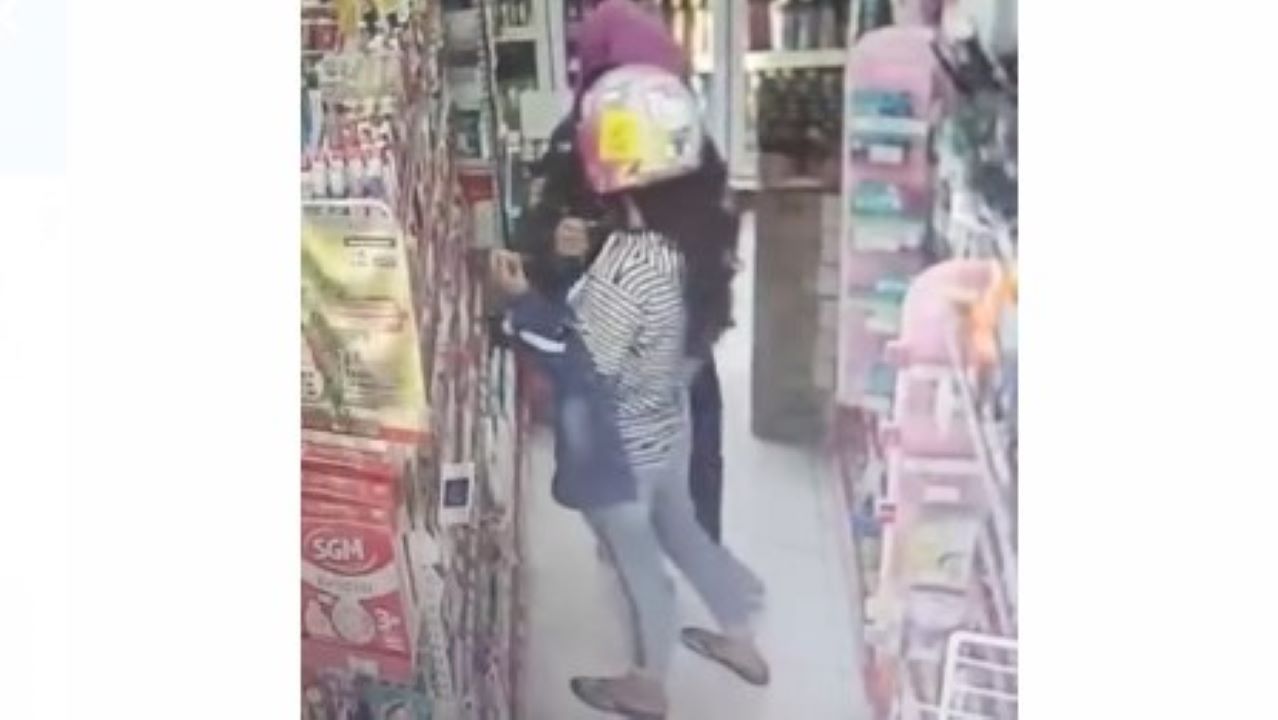 Video 2 Emak-emak Ngutil di Alfamart depan SPBU Pedang Musi Rawas Viral di Media Sosial