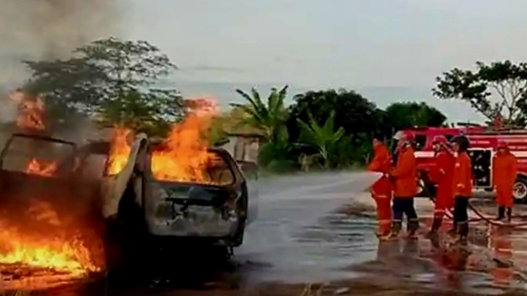 Mobil Xenia Terbakar di Parkiran Masjid Raya Musi Banyuasin 