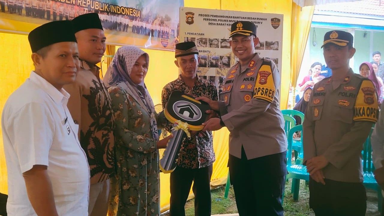 Hermansyah dan Dina Bahagia, Rumah Warga Babat ini Dibedah Polres Musi Rawas