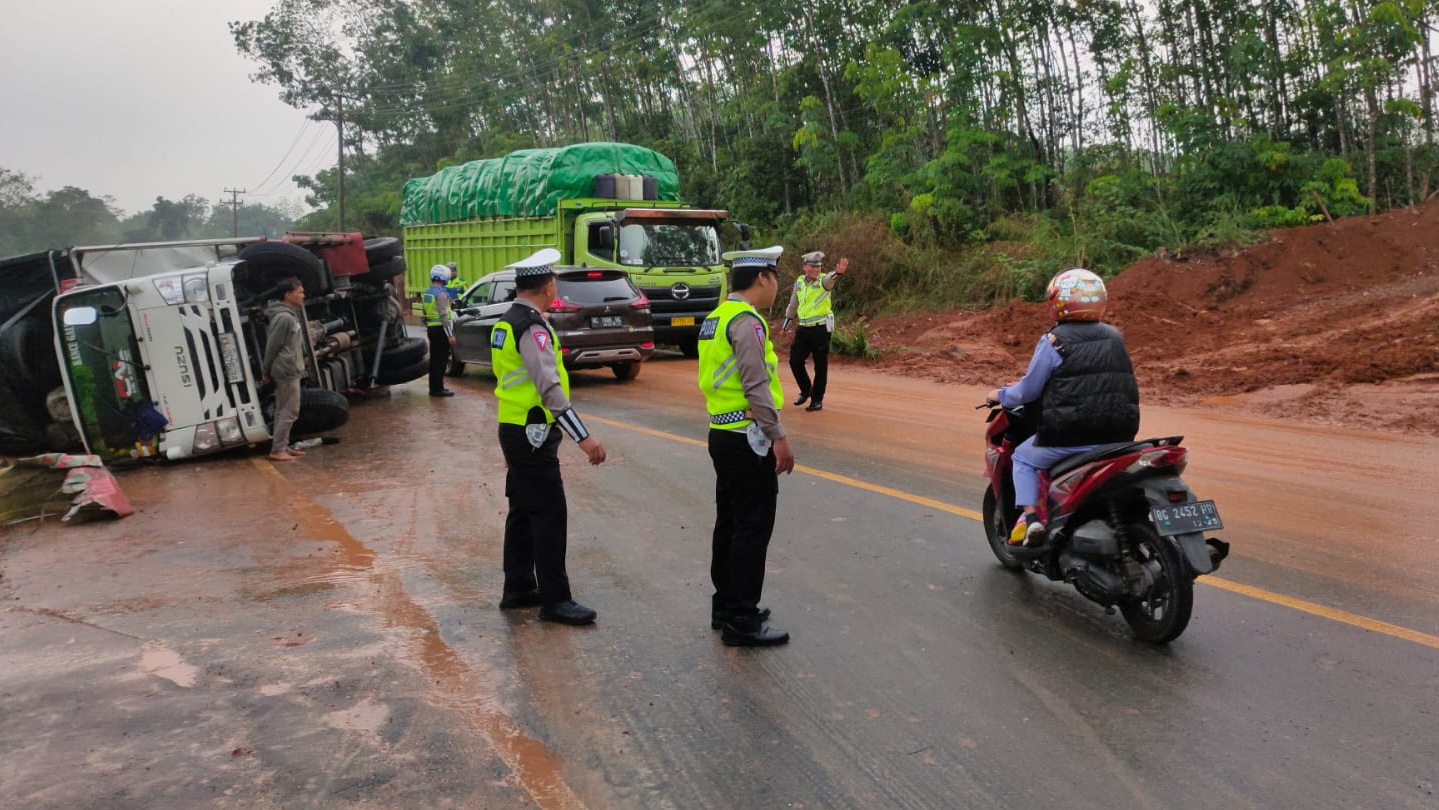 Ditabrak Panther, Truk Bermuatan Terguling di Jalinsum Musi Rawas, Polisi Beberkan Penyebab Kecelakaan 