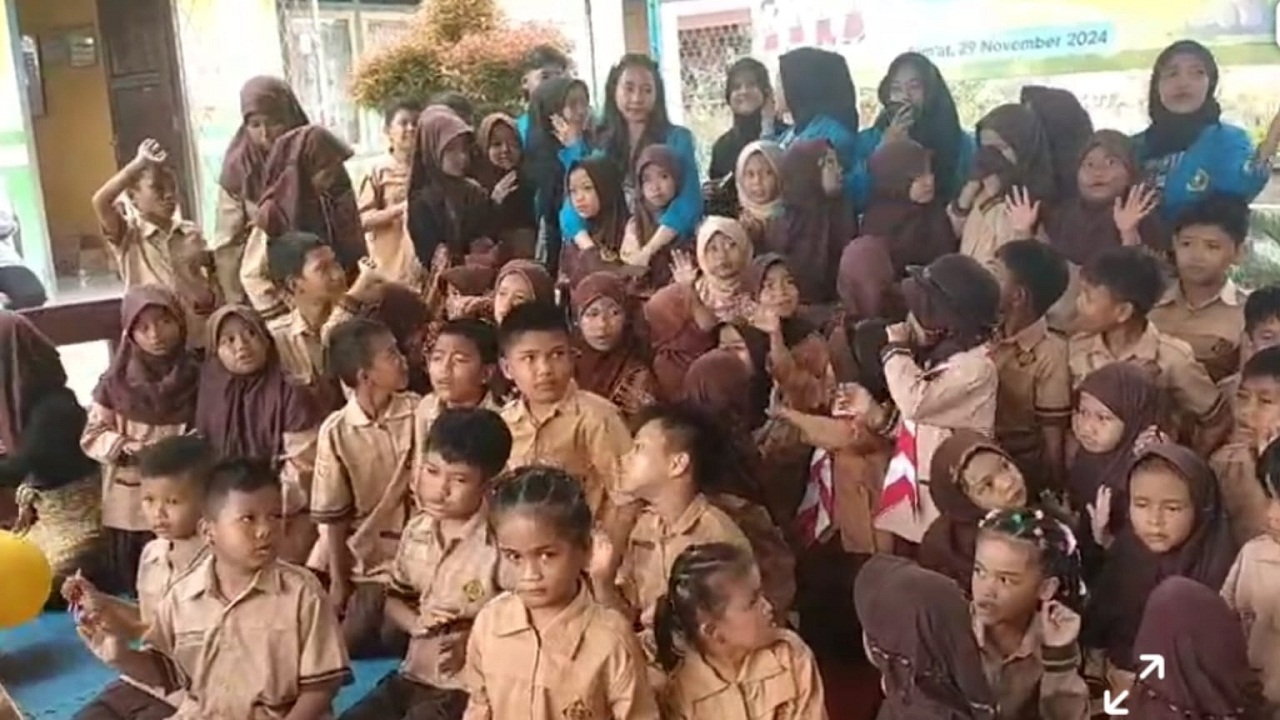 Tangis Haru Warnai Perpisahan Mahasiswa PPL di SD Negeri  13 Lubuk Linggau