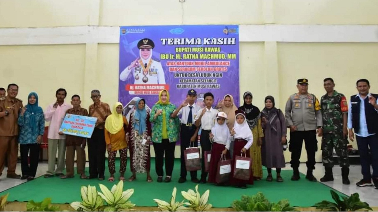 Masyarakat Lubuk Ngin Musi Rawas Dapat Bantuan Seragam Gratis dan Mobil Ambulance