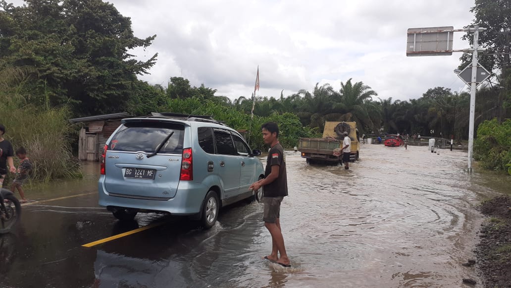 Jalan Musi Rawas Sekayu Terendam Banjir di Muara Kelingi, Pengendara Diminta Hati-hati 