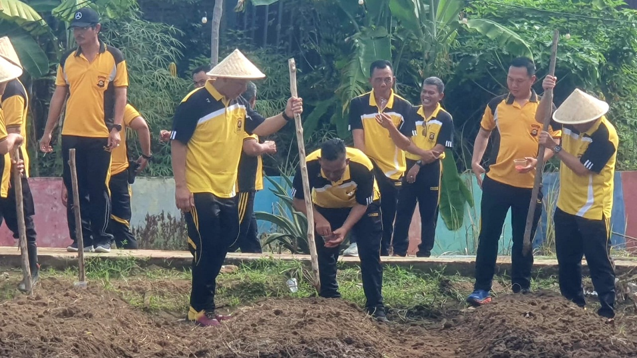 Polisi Lubuk Linggau Bertani dan Tebar Benih Ikan, Dukung Program Presiden Prabowo Subianto