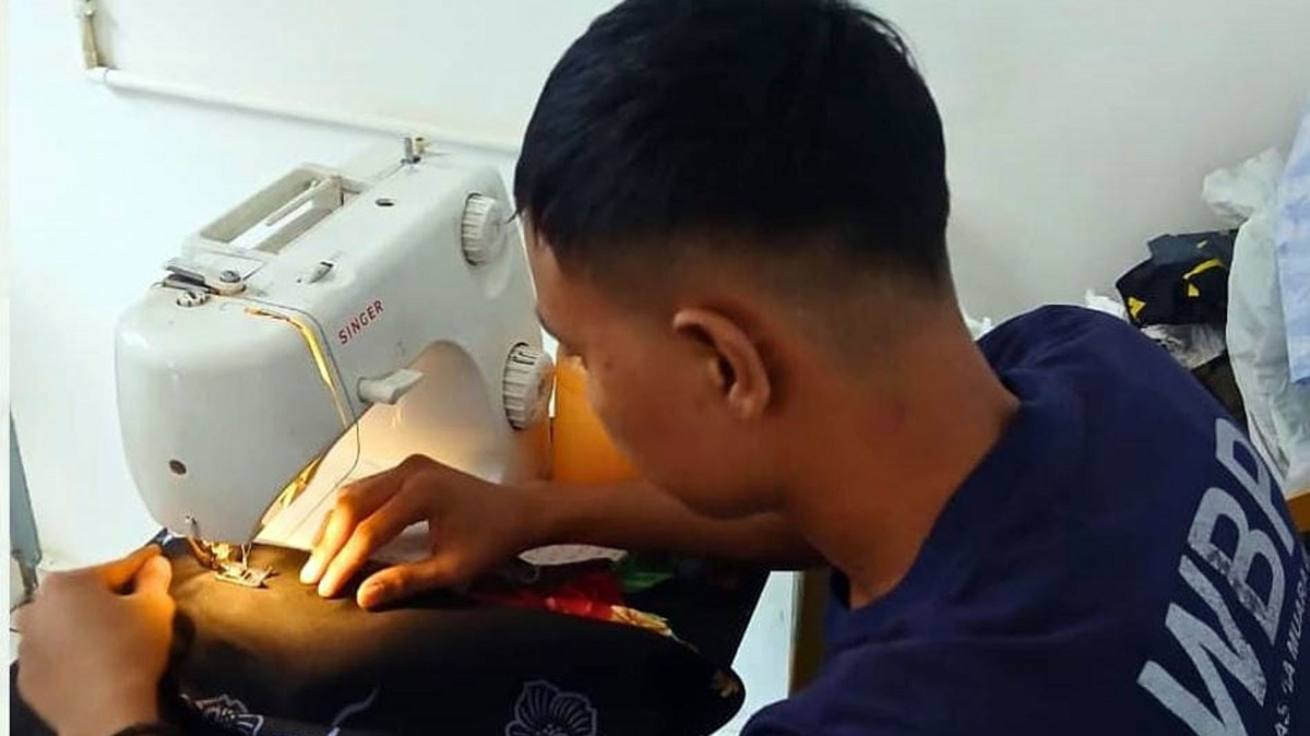 Dari Balik Mesin Jahit, Warga Binaan Lapas Narkotika Muara Beliti Ciptakan Rompi Siap Pakai