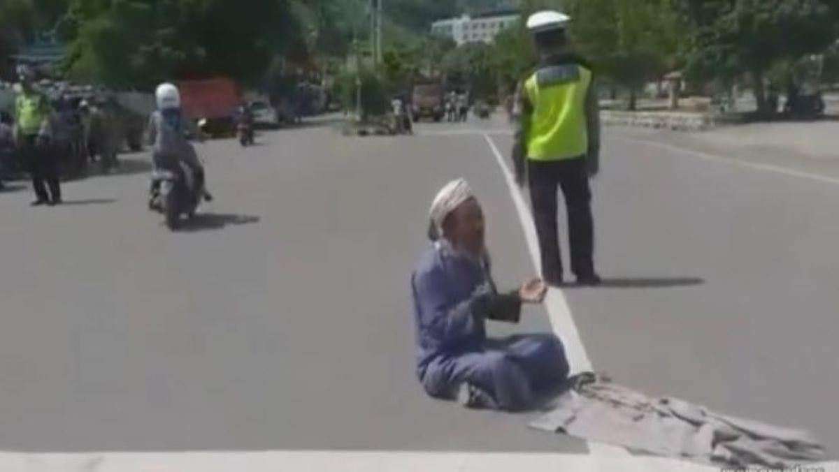 Viral Seorang  Pria Kena Tilang Berdoa di Tengah Jalan Minta Polisi Kena Azab