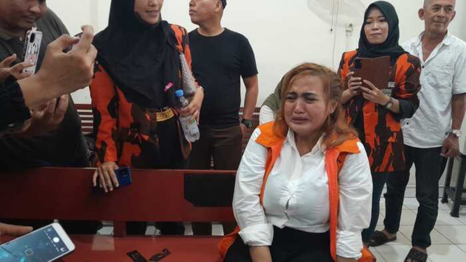 Didemo Emak Emak Palembang Jelang Sidang, Lina Mukherjee Menangis