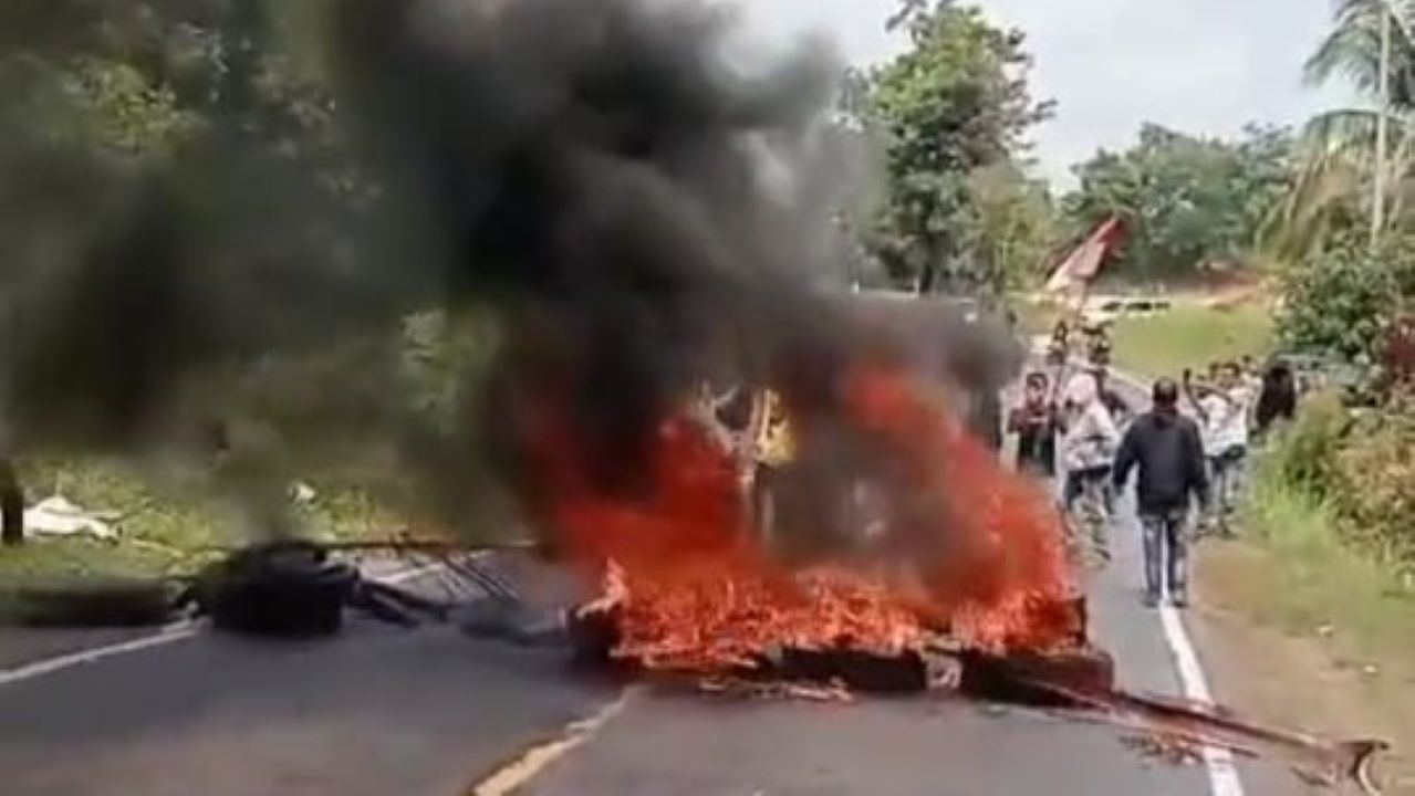 Pilkada Empat Lawang, Massa HBA – Henny Blokir Jalan dan Bakar Ban