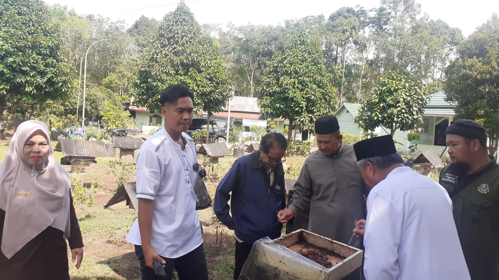 Manfaatkan Perkarangan, Pondok Pesantren Al-Haadi Lubuklinggau Budidaya Madu Trigona