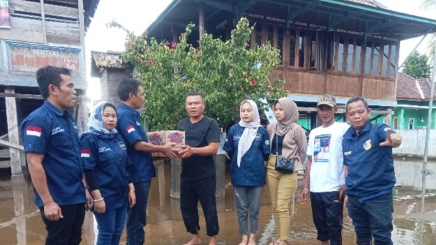 Peduli Bencana Banjir, Anggota DPR RI H Fauzi Amro Kembali Salurkan Bantuan Sembako di Muratara