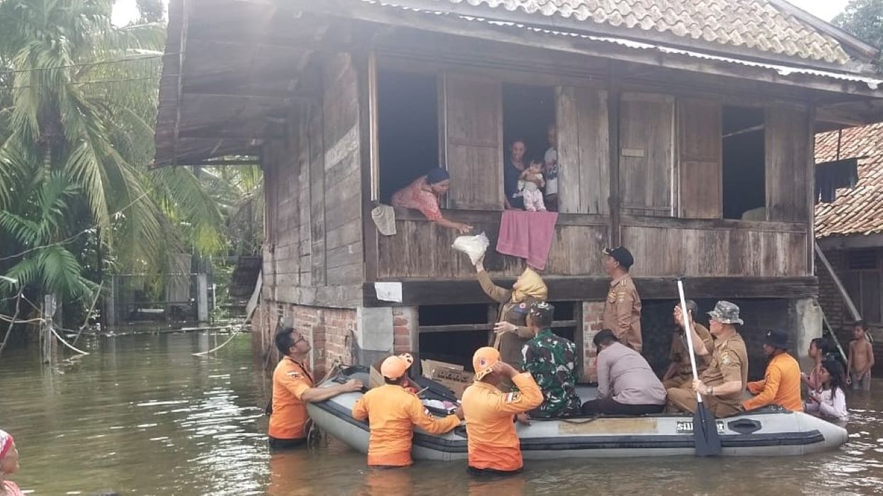 Setelah Berhari-hari Terisolir, Akhirnya Korban Banjir Muara Megang Musi Rawas Terima Bantuan