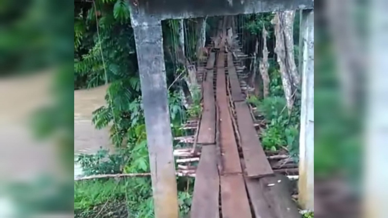 Menyedihkan, Dekat Dengan Kantor Bupati Musi Rawas, Puluhan Tahun Jembatan Gantung Ini Tak Pernah Diperbaiki